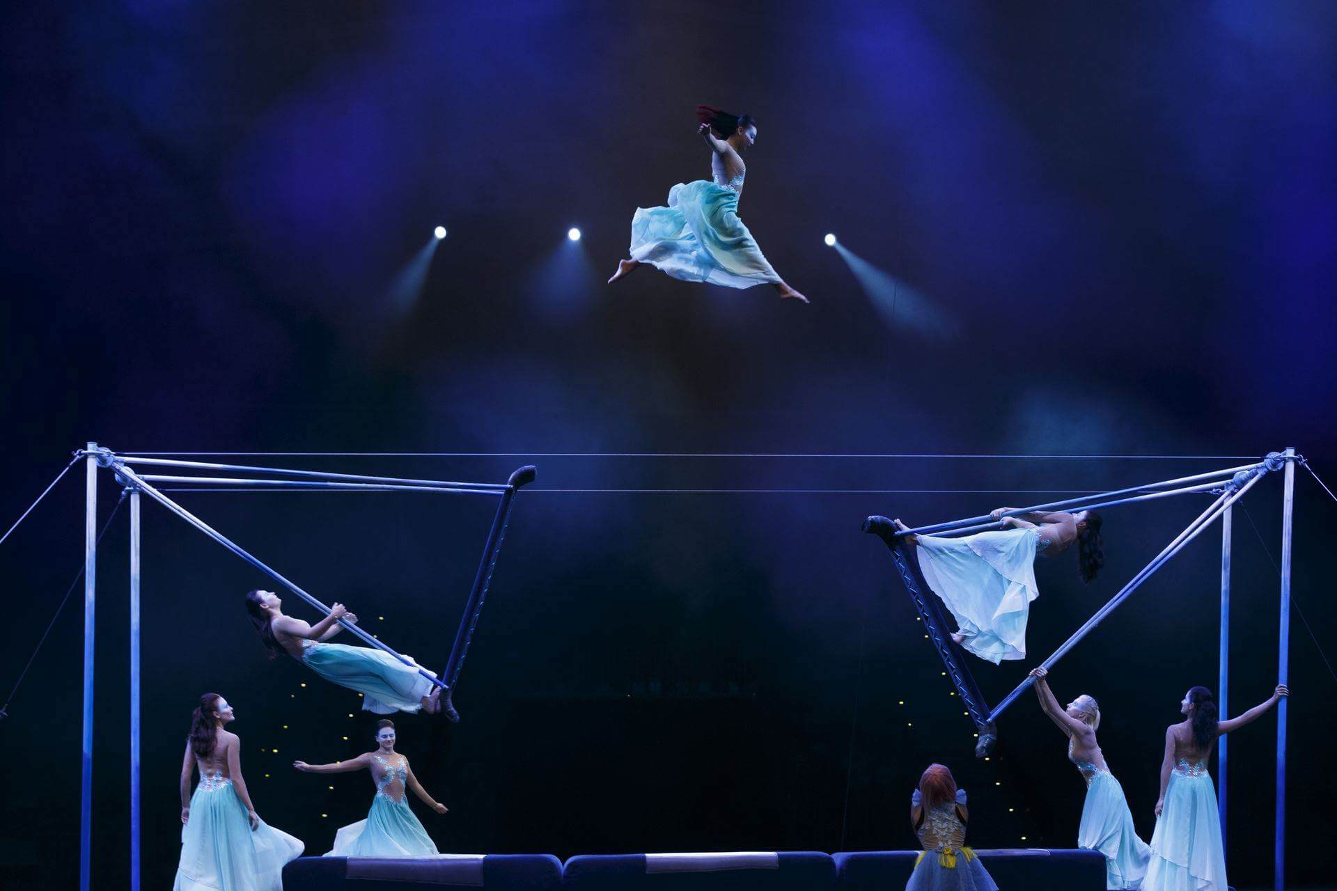 Scalada - Stelar by Cirque du Soleil 2017 : sauts coordonnés en groupe sur balançoires