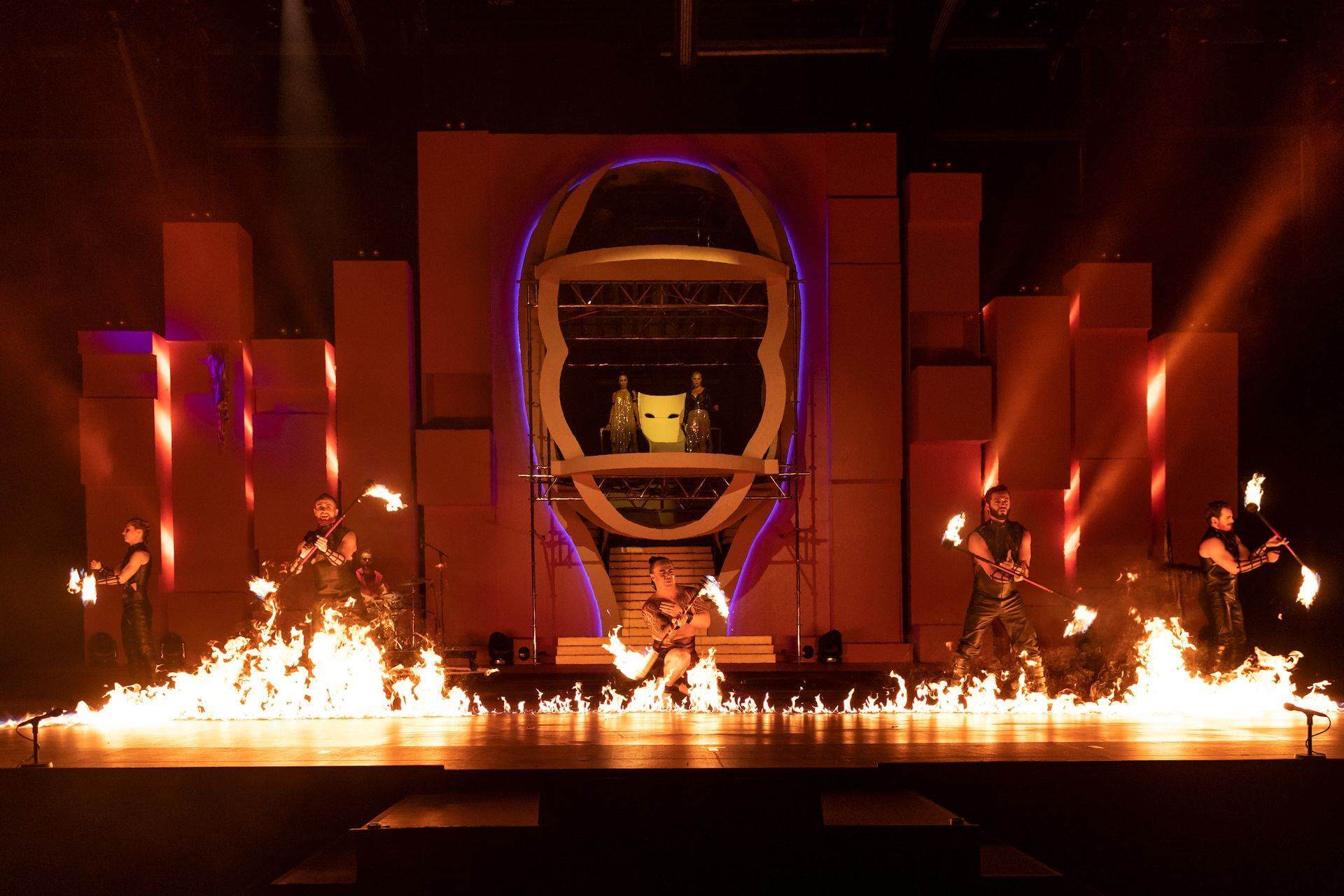 Diva by Cirque du Soleil 2018: Artistas haciendo juegos malabares con fuego