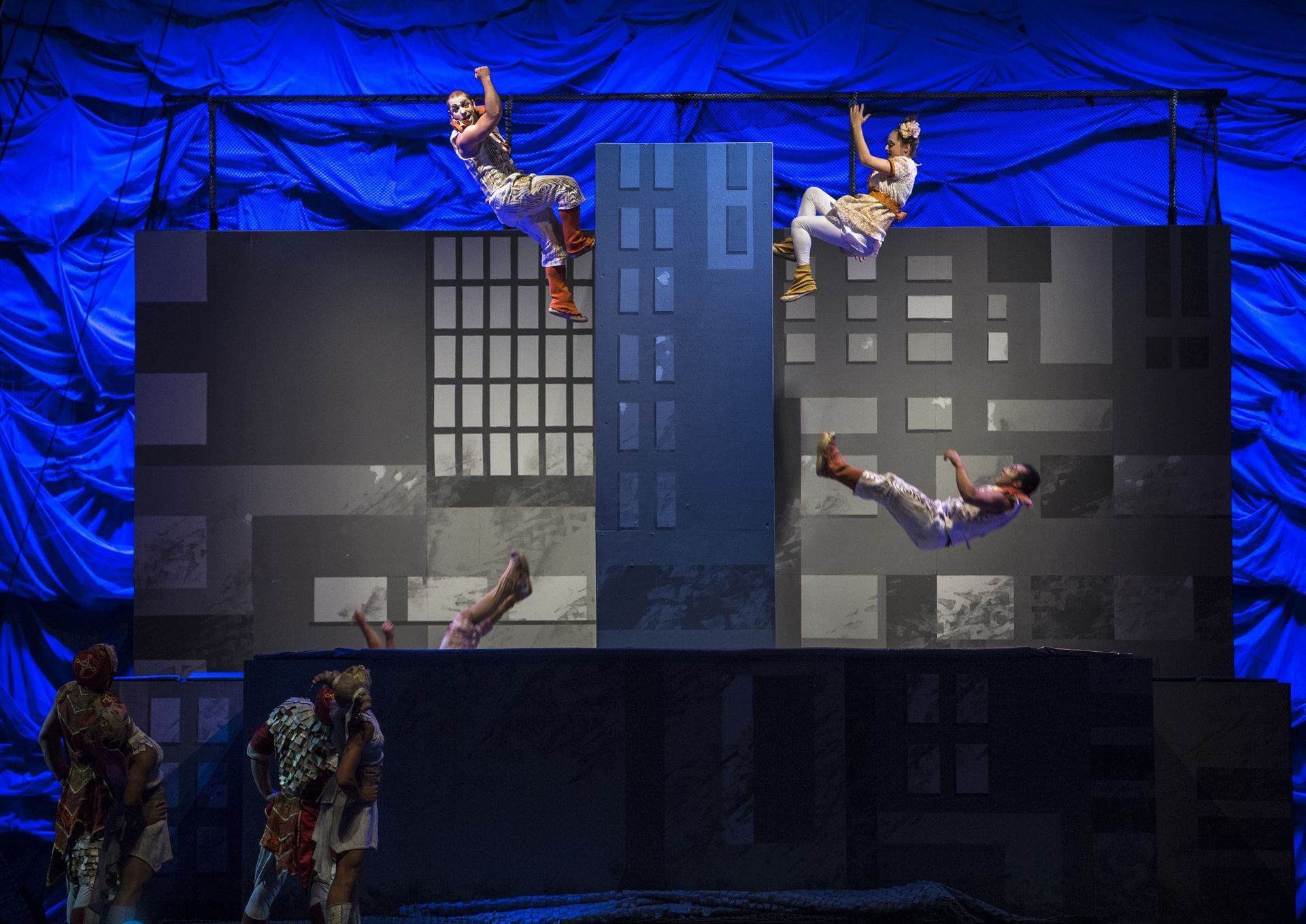 Scalada by Cirque du Soleil 2013: Acrobacias coordinadas en grupo