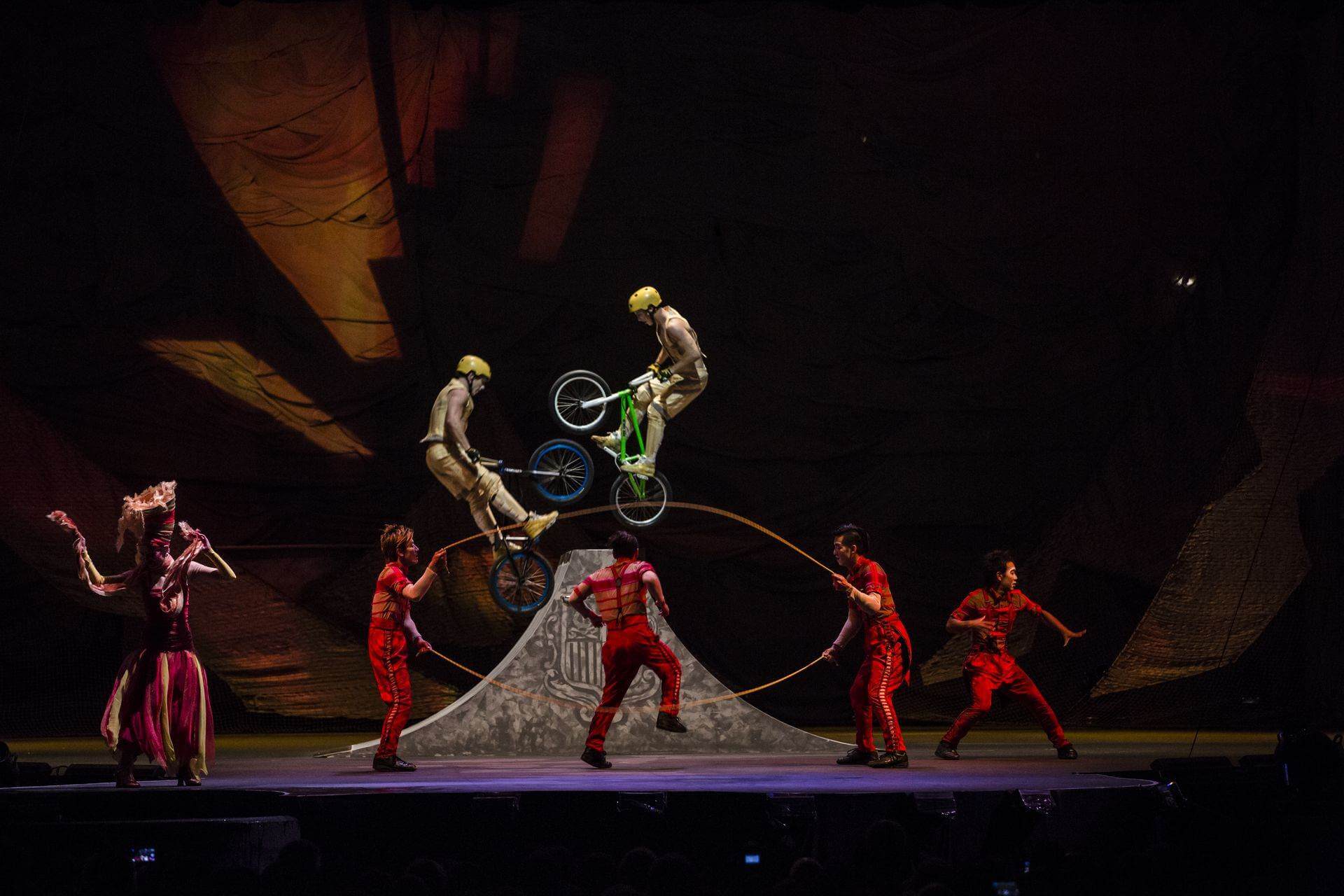 Scalada by Cirque du Soleil 2013: Acrobacias con bicicletas