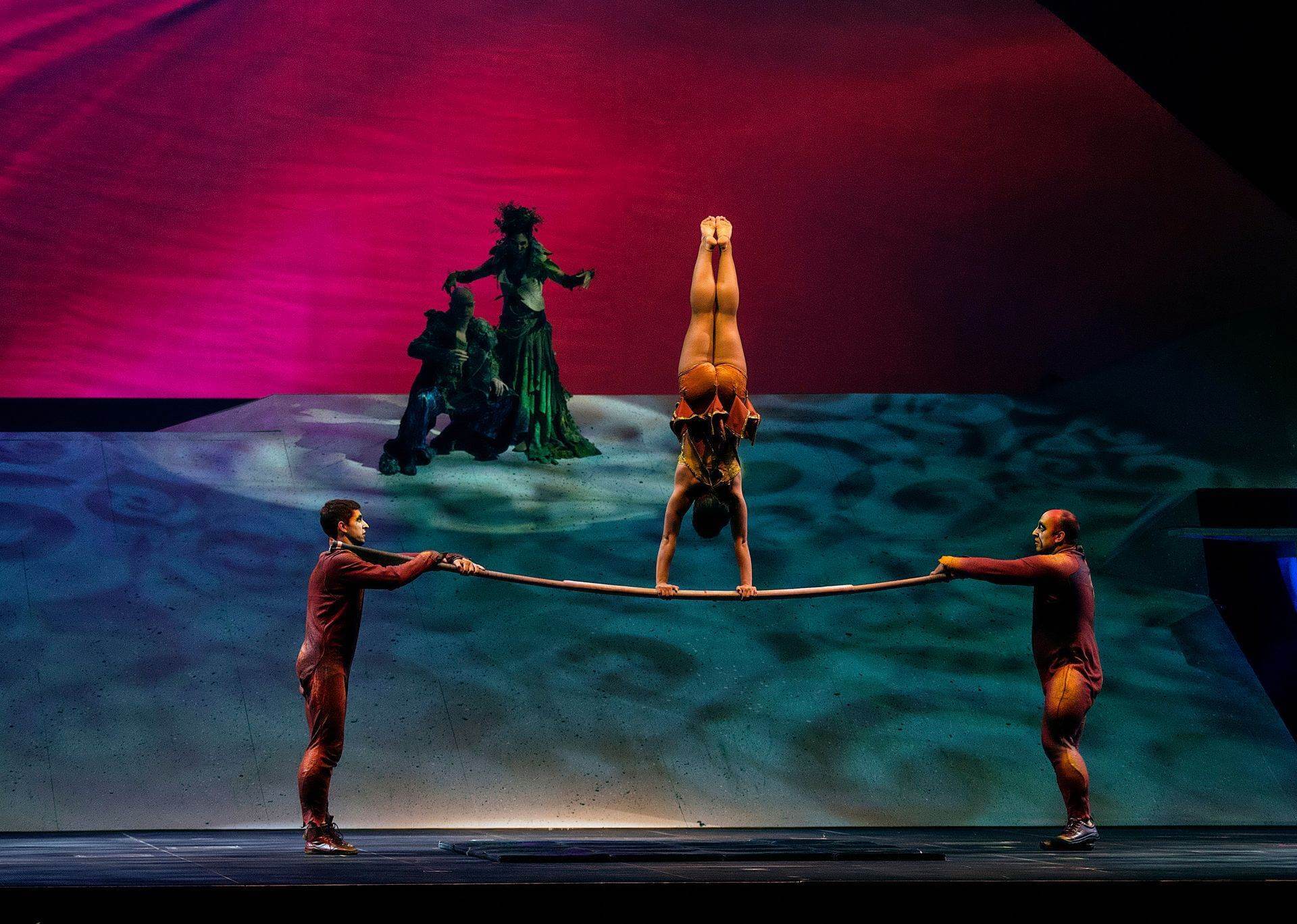 Scalada Mater Natura by Cirque du Soleil 2014: Acrobatics on a Russian bar