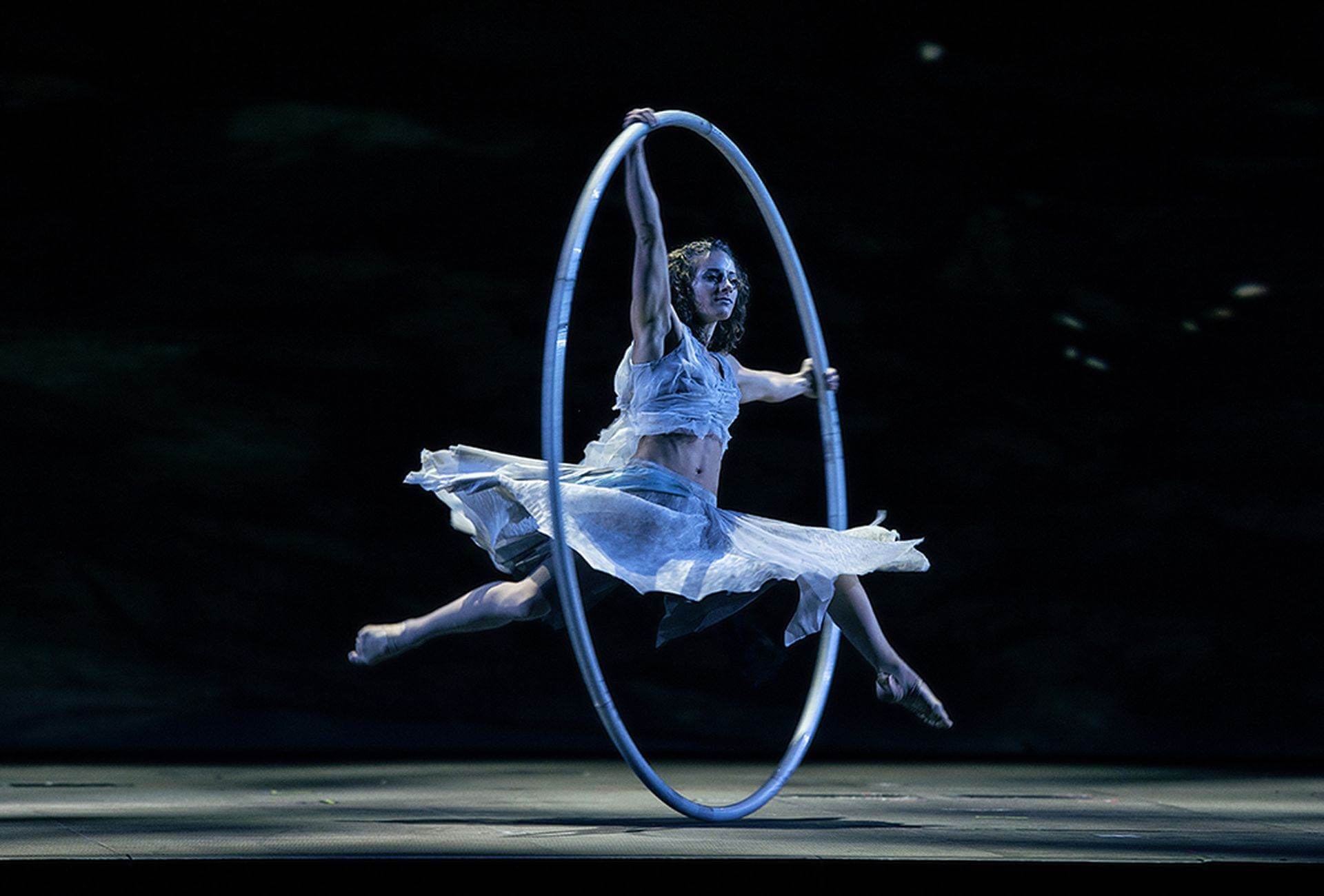 Scalada - Mater Natura by Cirque du Soleil 2014: Balancing exercises and acrobatics inside a wheel