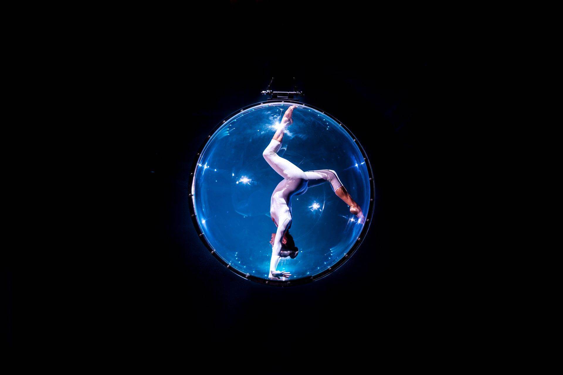 Scalada - Storia by Cirque du Soleil 2015: Esfera suspendida en el aire