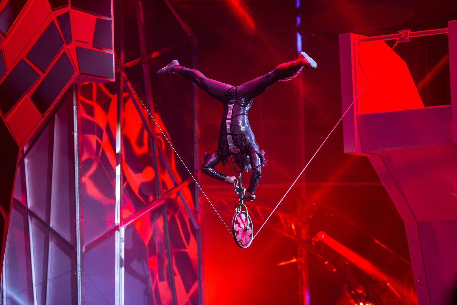 Scalada - Storia by Cirque du Soleil 2015: Balancing act on a tightrope