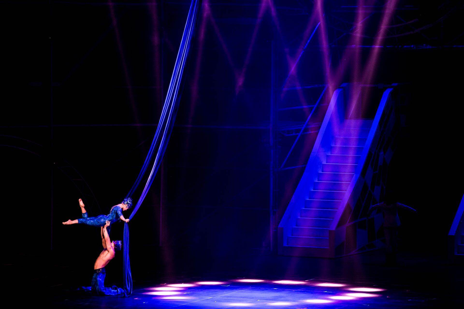 Scalada - Storia by Cirque du Soleil 2015: Vertical dance in parallel