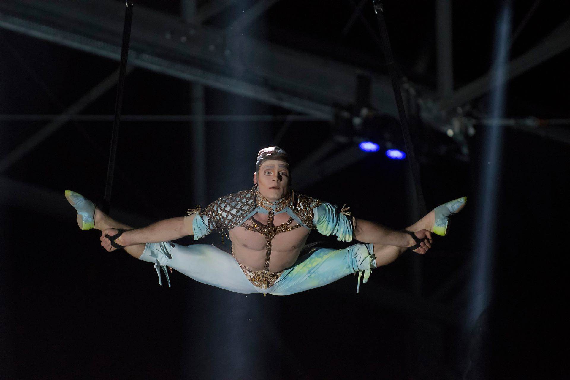 Scalada - Vision by Cirque du Soleil 2016: Acròbata fent una figura en el moment del salt