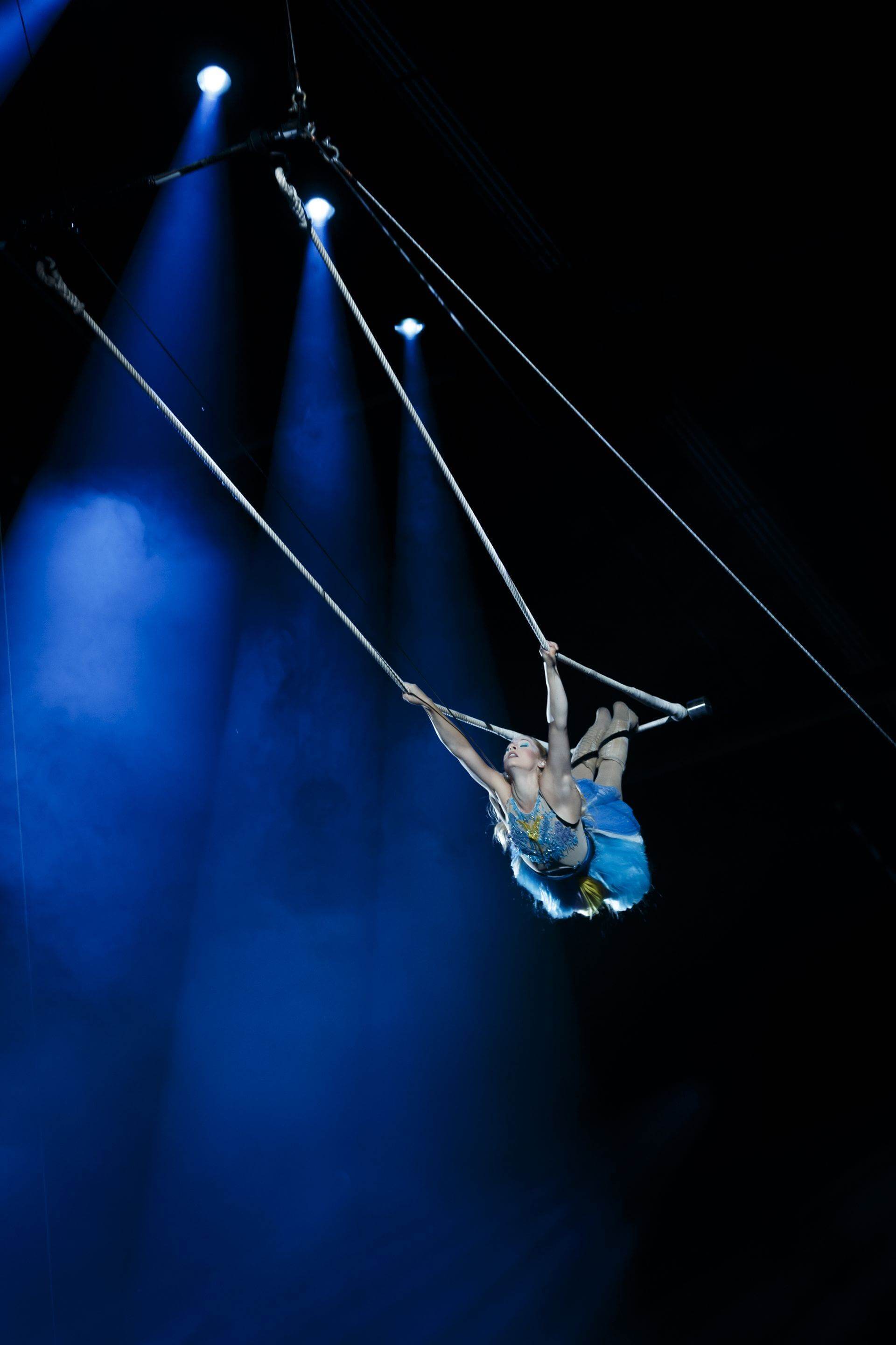 Scalada - Stelar by Cirque du Soleil 2017: Acrobatic jumps from the trapeze