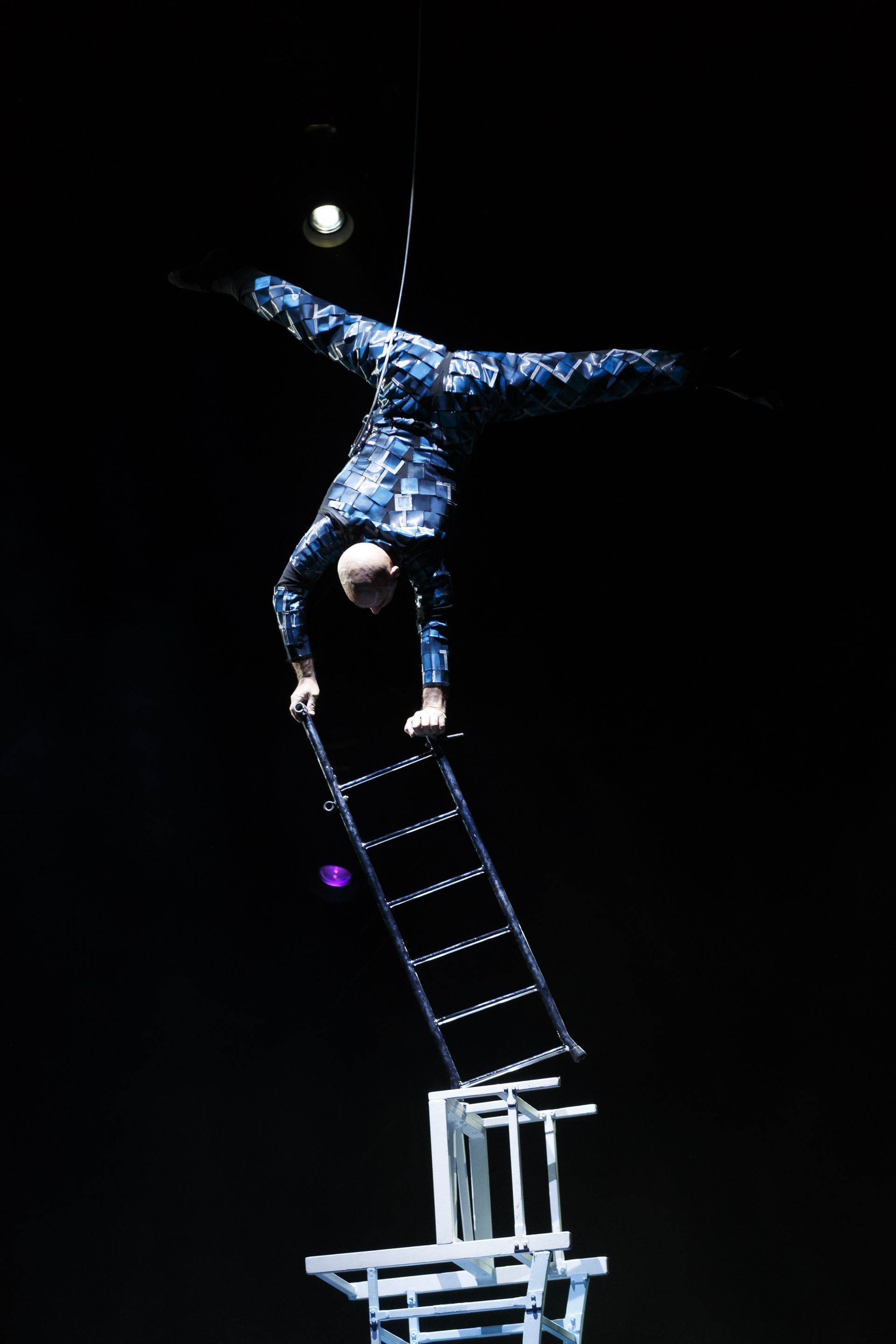Scalada - Stelar by Cirque du Soleil 2017: Equilibris i muntatge de cadires