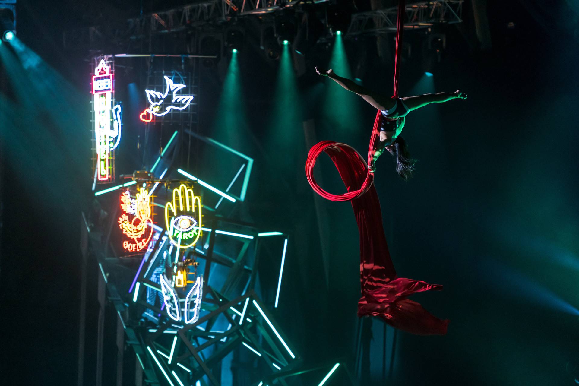 Rebel by Cirque du Soleil 2019: escena i acrobàcies aèries 